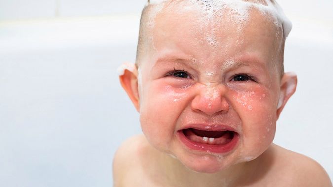 mycie głowy noworodka