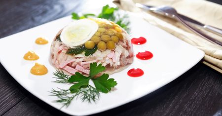Szynka w galarecie – jak je zrobić i czy są zdrowe?