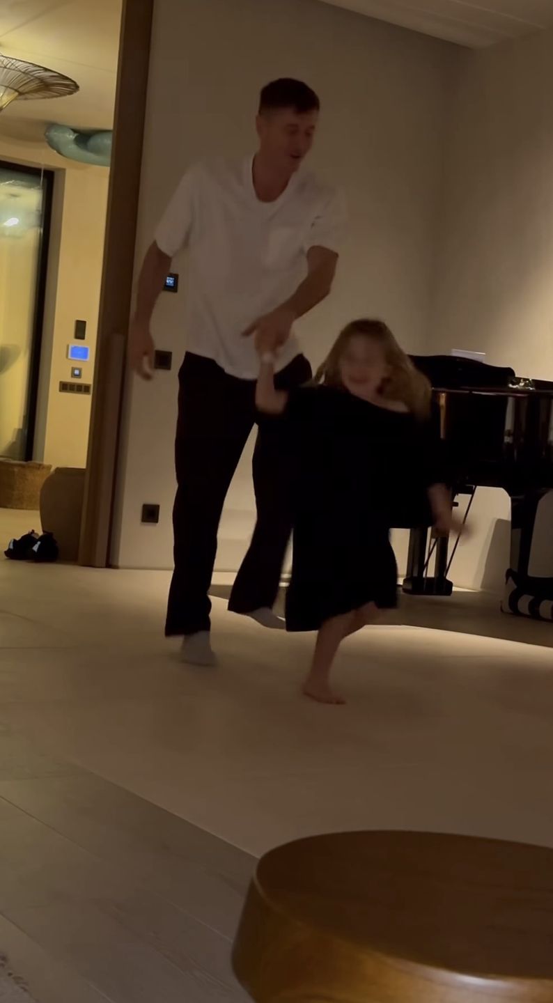 Robert Lewandowski tańczy z córkami