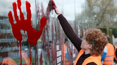 Aktywiści znów zaatakowali w Berlinie. "Nasza krew na waszych rękach"
