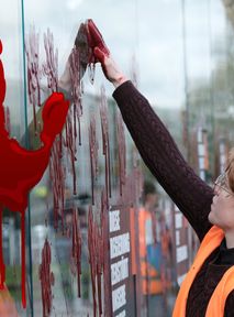 Aktywiści znów zaatakowali w Berlinie. "Nasza krew na waszych rękach"