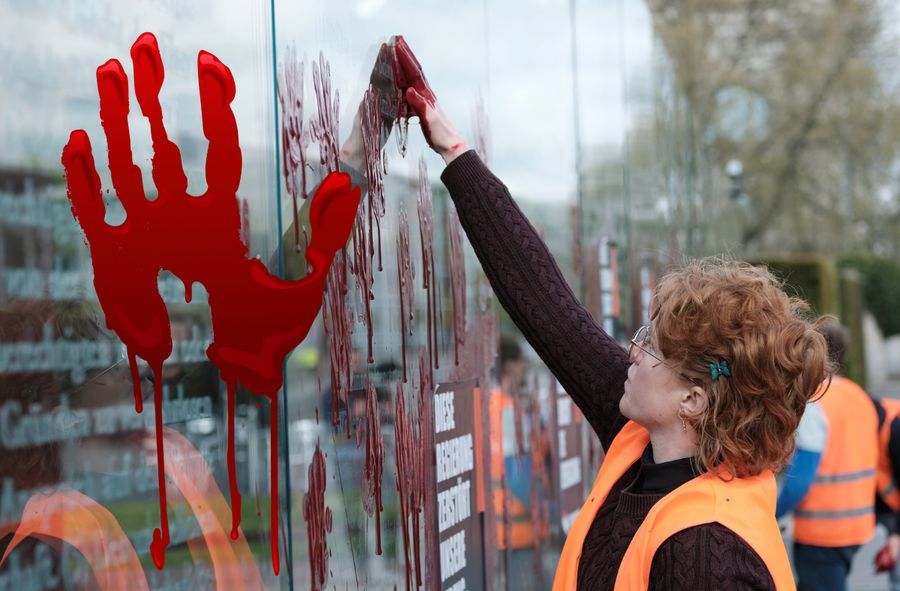 Aktywistka pozostawia krwistoczerwony ślad dłoni na pomniku Ustawy Zasadniczej w Berlinie