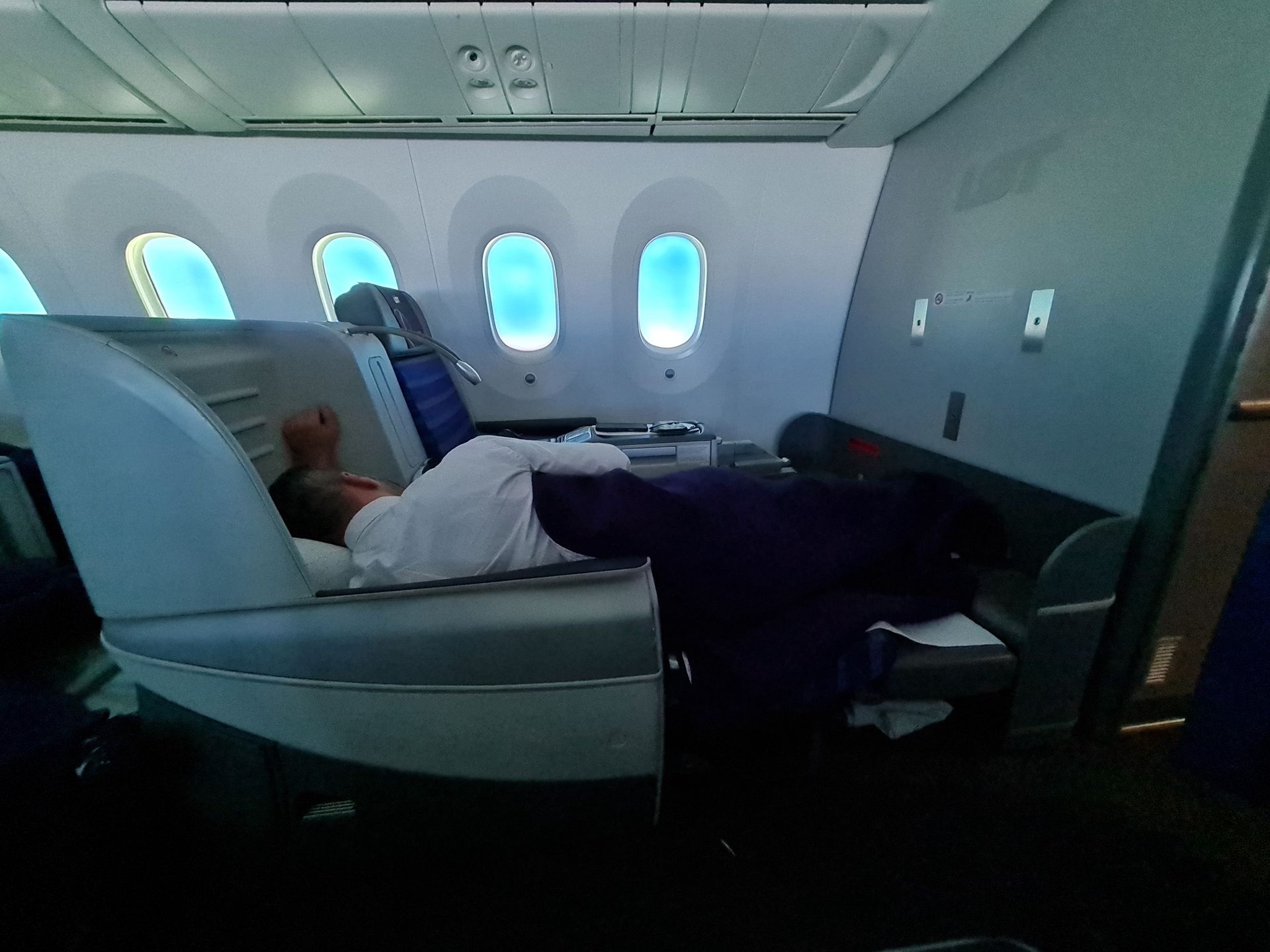 Fotele w klasie biznes w Boeingach 787 Dreamlinerach LOT-u rozkładają się do pozycji leżącej
