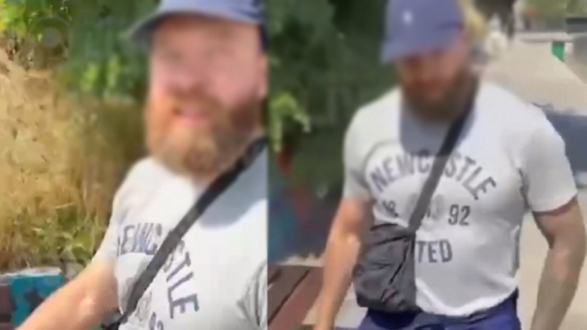 Ten mężczyzna odpowiada za naklejki w Warszawie.