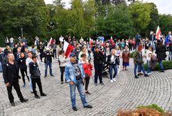 Koronawirus w Polsce. Protest przeciwko pandemii. "Ściągnij maskę"