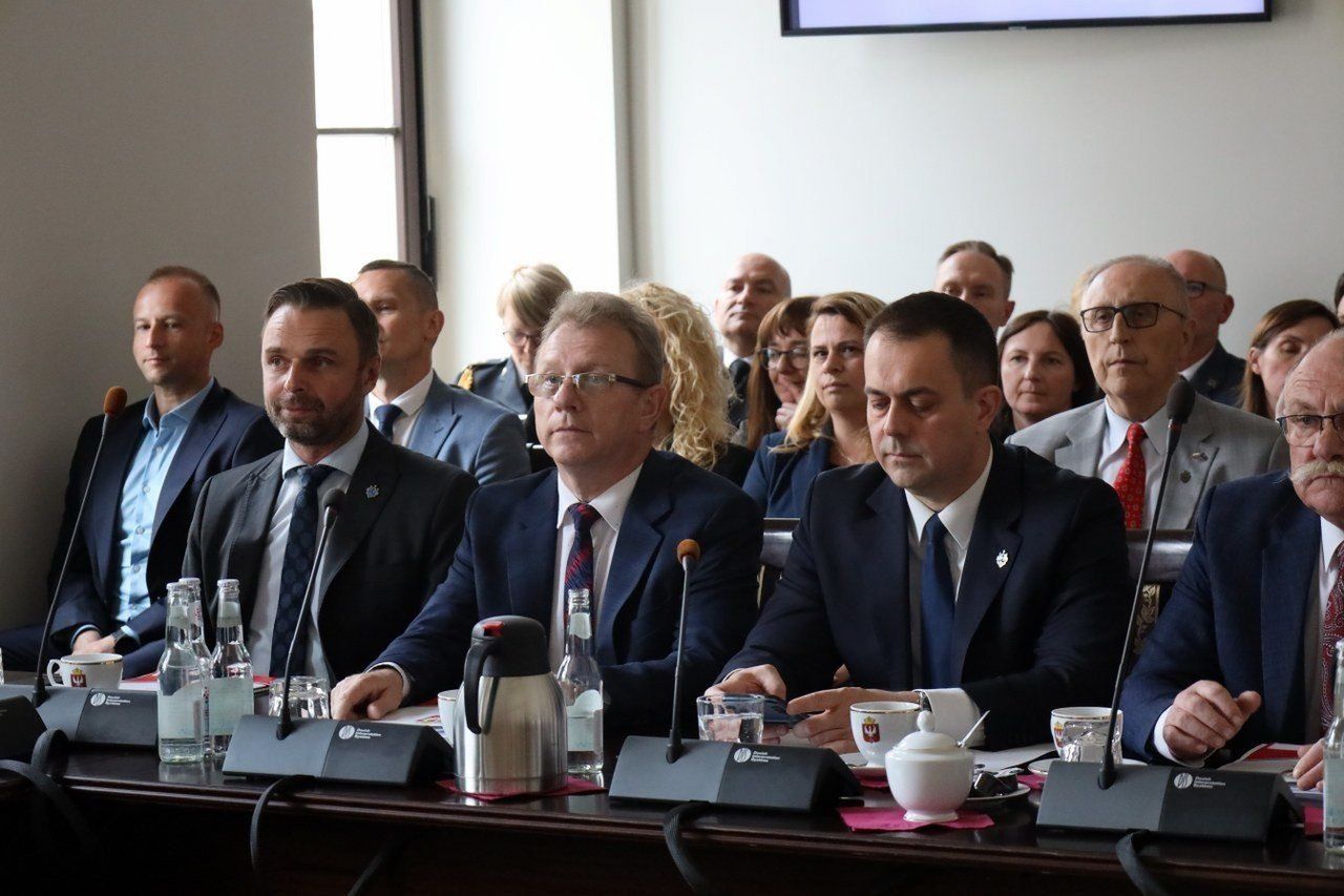 Na sesję Rady Miasta Gniezna trafiła uchwała, zgodnie z którą na terenie miasta ma obowiązywać nocna prohibicja. Konkretnie, zabrania się sprzedaży napojów alkoholowych przeznaczonych do spożycia poza miejscem sprzedaży w godzinach nocnych, pomiędzy godziną 22:00 a godziną 6:00. 