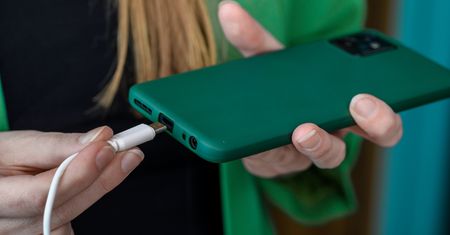 Lepiej tak nie ładuj. Możesz zniszczyć telefon