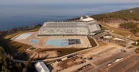 Trwa budowa hotelu Gołębiewski w Pobierowie. Mieszkańcy tracą cierpliwość