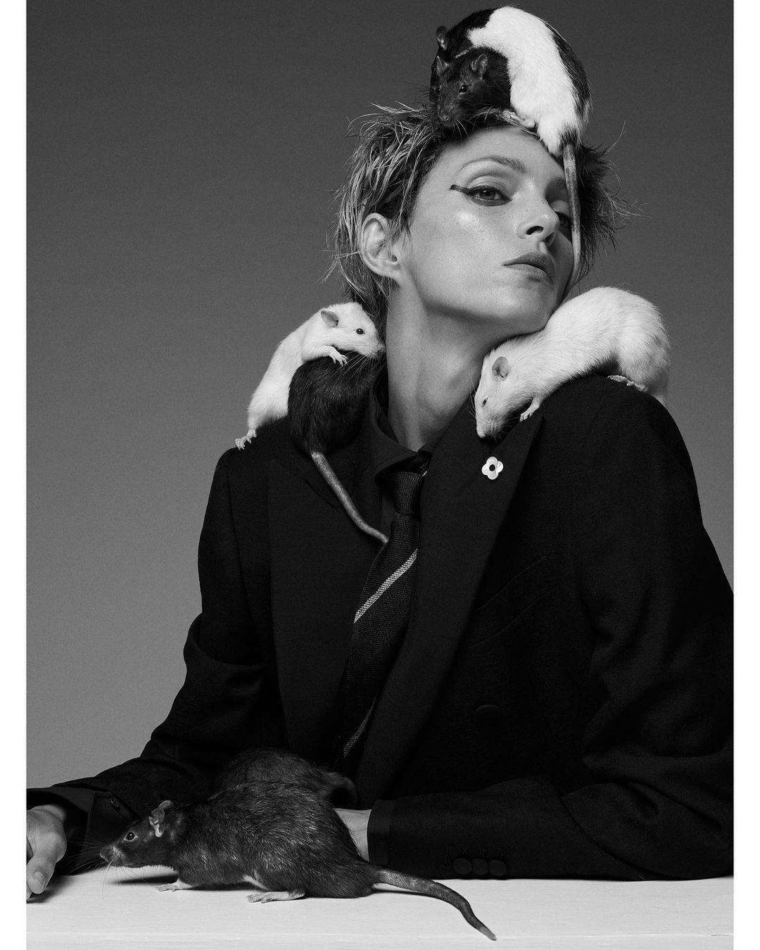 Anja Rubik pozuje ze szczurami we włoskim "Vogue'u"