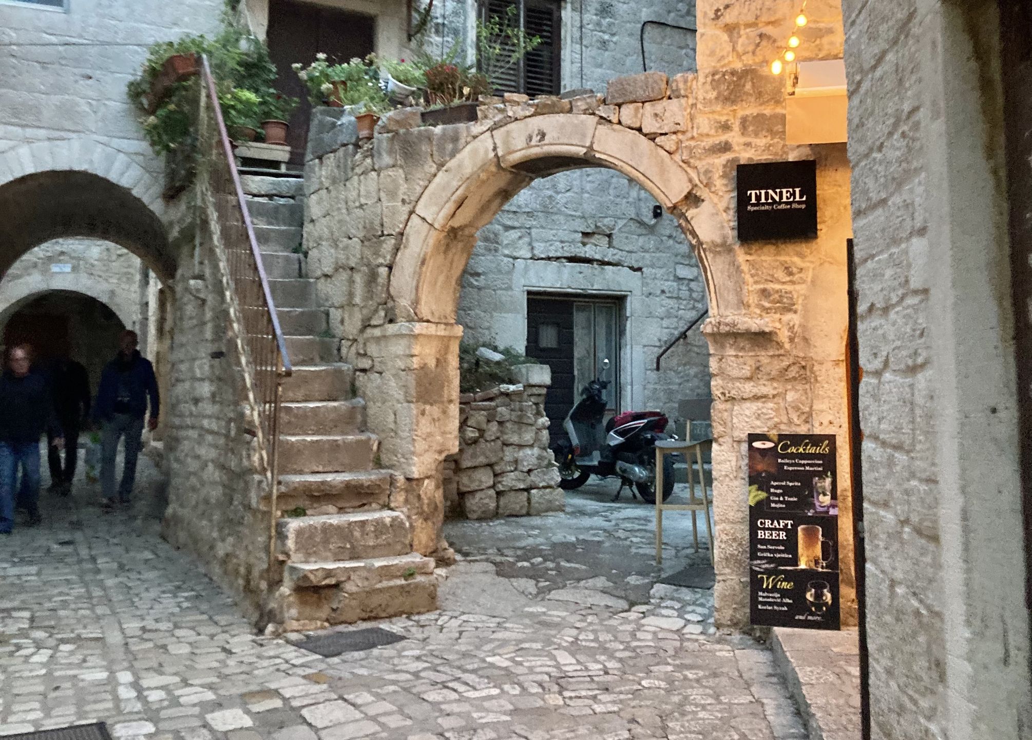 Trogir zachwyca wąskimi uliczkami i malowniczymi zaułkami Starego Miasta