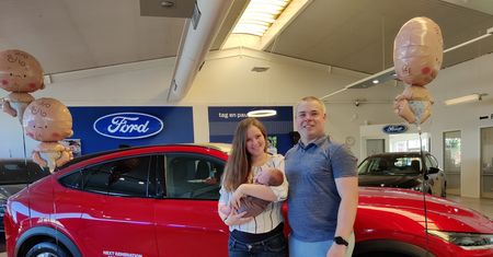 Nowe życie w elektryku. Duńska para przyjęła poród w mustangu mach-e