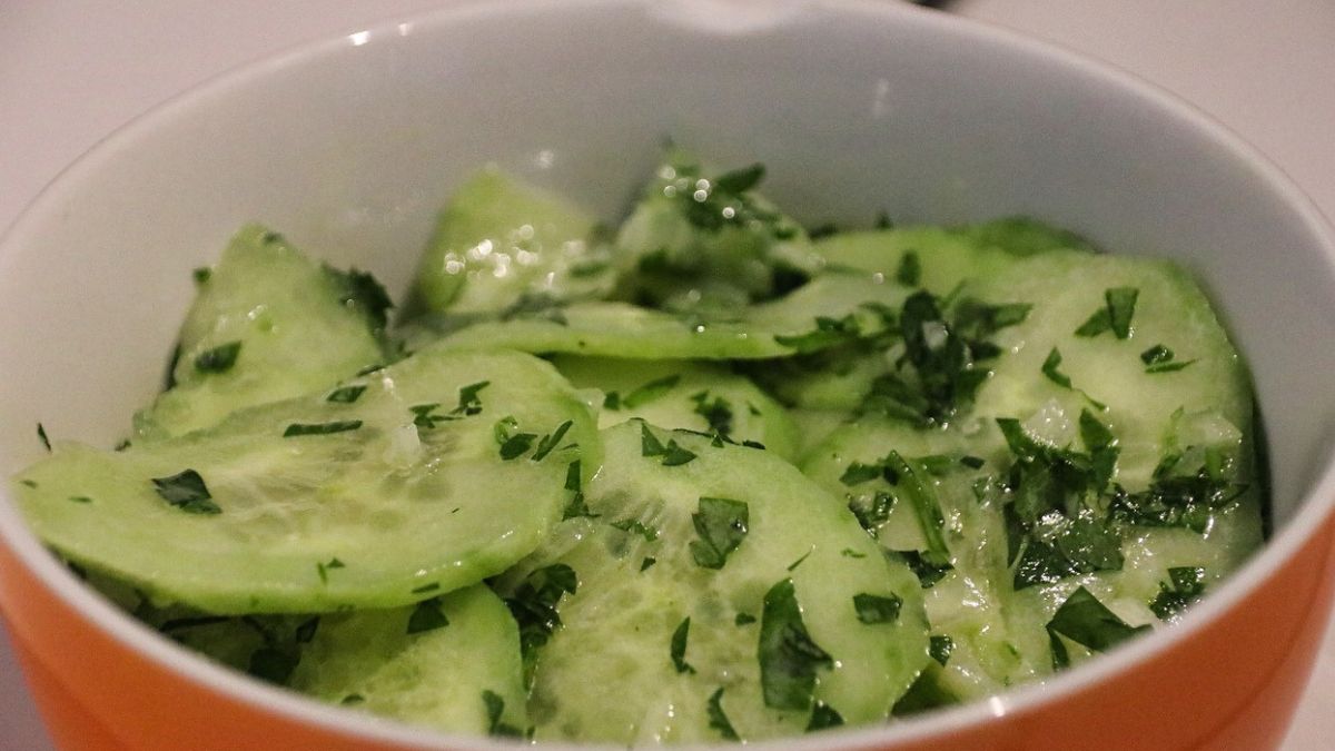 Ta słodko-kwaśna sałatka z ogórków podbije serca domowników 