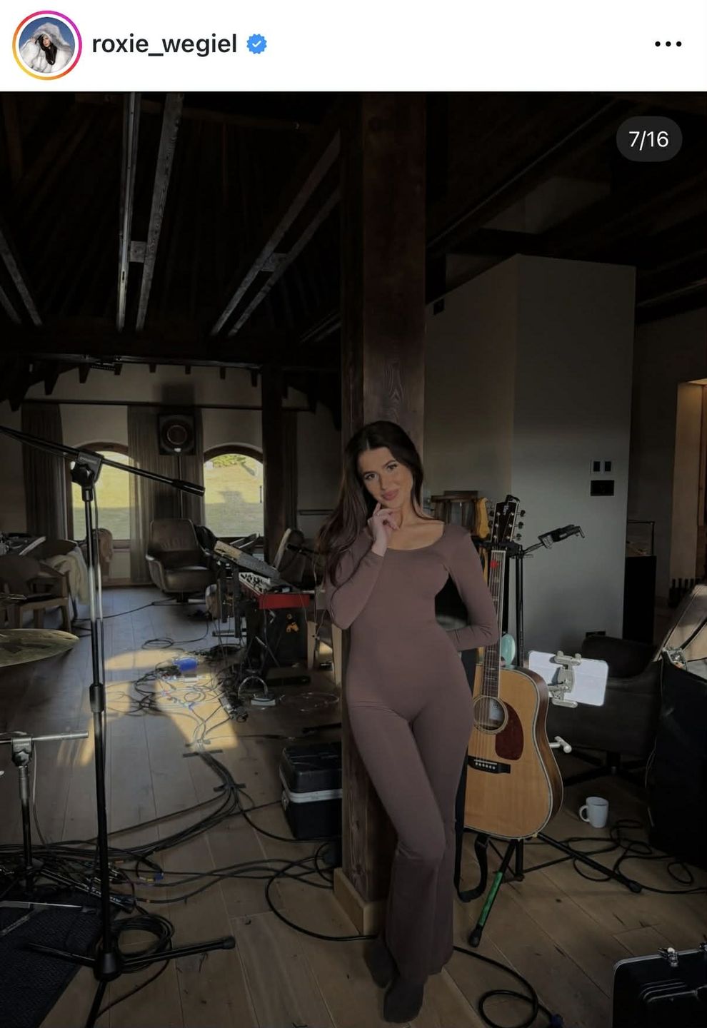 Roksana Węgiel pozuje w opiętym kombinezonie