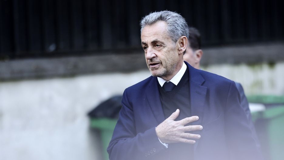Former French President Nicolas Sarkozy leaves his family home the day he is due to enter prison in Paris, France, 21 October 2025. Nicolas Sarkozy will serve his five-year sentence at La Sante prison on 21 October after he was sentenced to five years in prison for receiving funds for the 2007 presidential campaign from the regime of late Libyan leader Muammar Gaddafi. EPA/TERESA SUAREZ Dostawca: PAP/EPA.