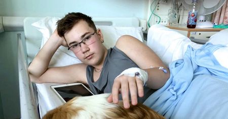 Włosy wrastały nastolatkowi w plecy. Dziś ma dziurę w kręgosłupie