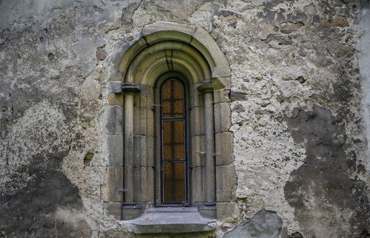 Charakterystyczne małe okna są typowe dla budowli romańskich