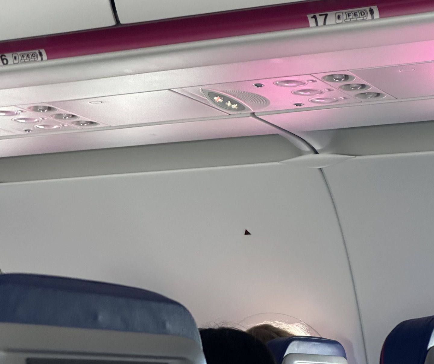Trójkątne oznaczenia nad oknamzaobserwowane w samolocie Wizz Air