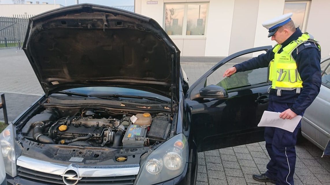 Niewłaściwie przyciemnione boczne szyby mogą stać się powodem zatrzymania dowodu rejestracyjnego - zdjęcie ilustracyjne 