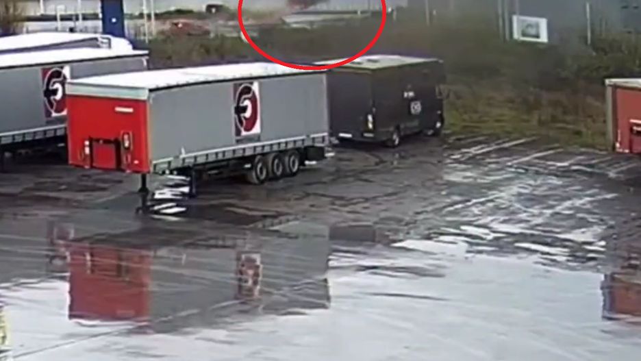 Belgijski piłkarz wjechał autem w halę sportową