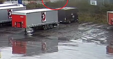 Samochód dosłownie wleciał w halę. Wszystko się nagrało