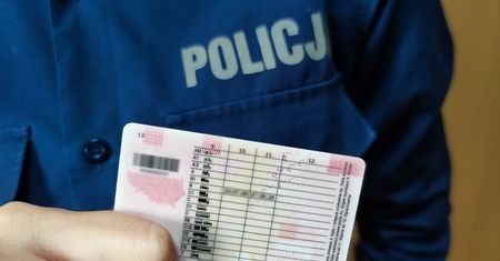 Chciał udowodnić dziewczynie, że jest trzeźwy. Stracił prawo jazdy i dziewczynę