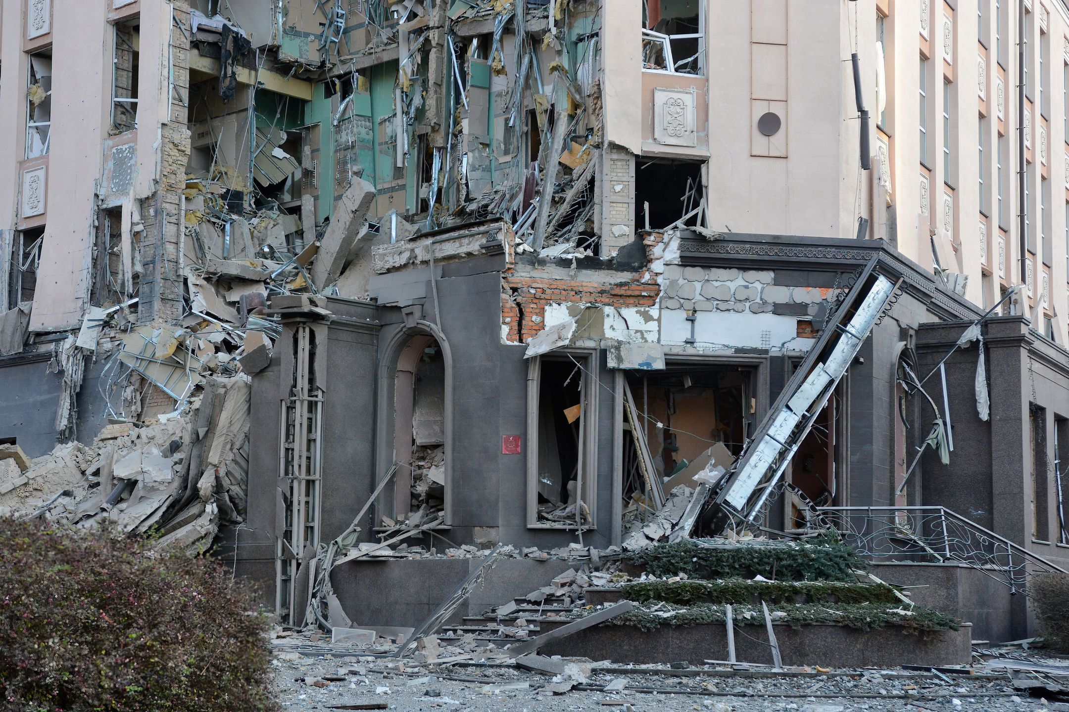 KYIV, UKRAINE - 2022/12/31: A view of the damage after rockets fired by Russian forces hit the center of the Ukrainian capital Kyiv. On New Year's Eve, Russian shelling attacks targeted several regions of Ukraine, including the capital Kyiv, where the attacks killed at least one person and wounded several others, Ukrainian officials said. (Photo by Aleksandr Gusev/SOPA Images/LightRocket via Getty Images)