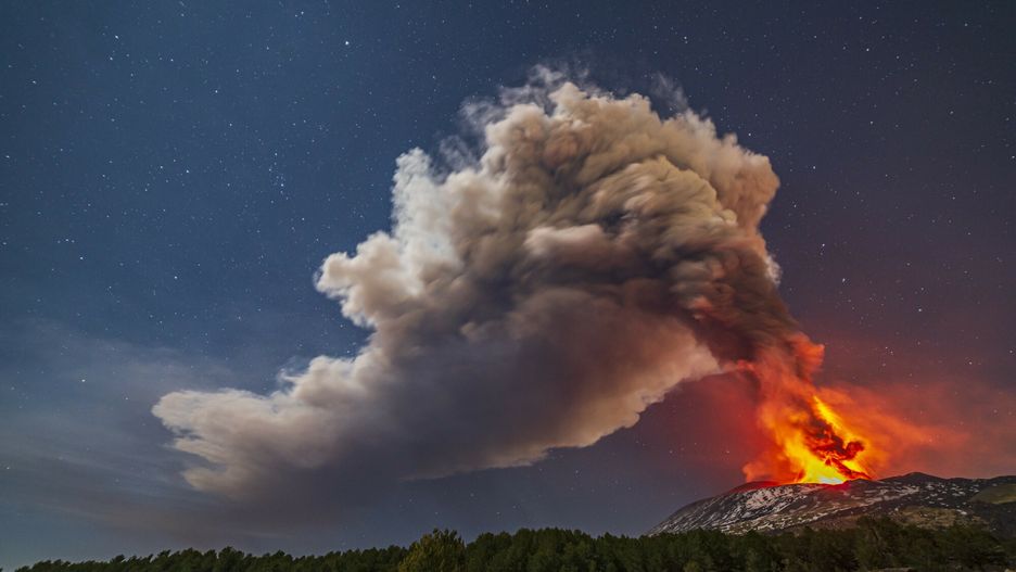 Erupcja włoskiej Etny. Zdjęcia jednocześnie zachwycają i przerażają
