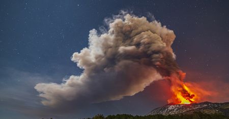 Erupcja włoskiego wulkanu Etna. Zdjęcia są piękne i zarazem przerażające