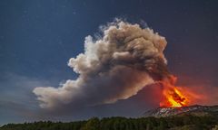 Erupcja włoskiego wulkanu Etna. Zdjęcia są piękne i zarazem przerażające