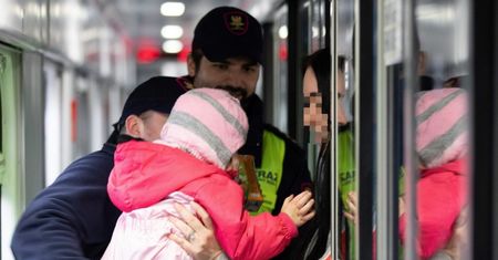 Matka wysiadła z pociągu. Jej 2-letni syn  pojechał dalej