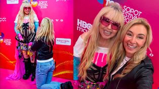 Martyna Wojciechowska KLĘCZY przed Marylą Rodowicz za kulisami Top of the Top Sopot Festival. Odpięła wrotki? (FOTO)