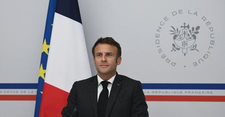 "Macron ujawnia karty". W tle pytanie o wojnę nuklearną