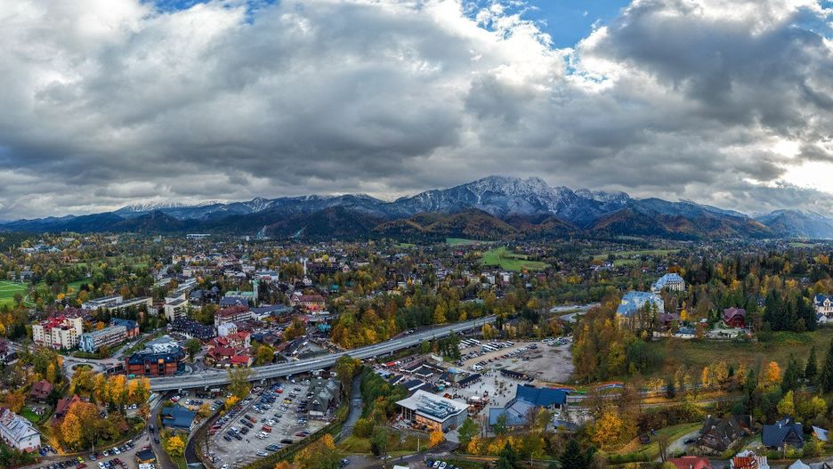 Zakopane w jesiennej odsłonie. Miasto z lotu ptaka wygląda niesamowicie. Złote i brązowe kolory spotykają się z ośnieżonymi Tatrami