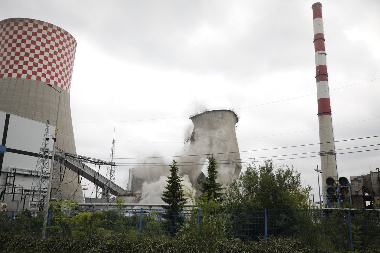 Huk i wielki wybuch w Będzinie. Ostatnia chłodnia kominowa runęła w kilka sekund na terenie Elektrowni Łagisza