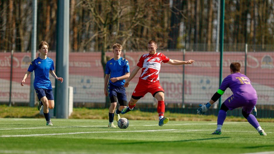 Korona Dobrzyniewo (biało-czerwone stroje) zagra w pucharowej potyczce z Piastem Białystok