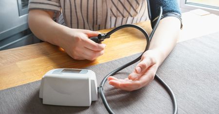 Masz wysokie ciśnienie? Nie tylko sól i kawa mogą mieć znaczenie