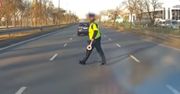 Policjant wbiegł przed samochody. Zatrzymał kierowcę na 3. pasie