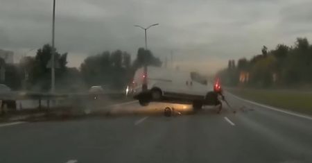 Nagranie ku przestrodze. Kierowcę bmw pokonały warunki pogodowe