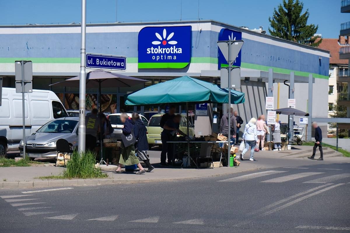 Nielegalny handel warzywami i owocami przy Stokrotce