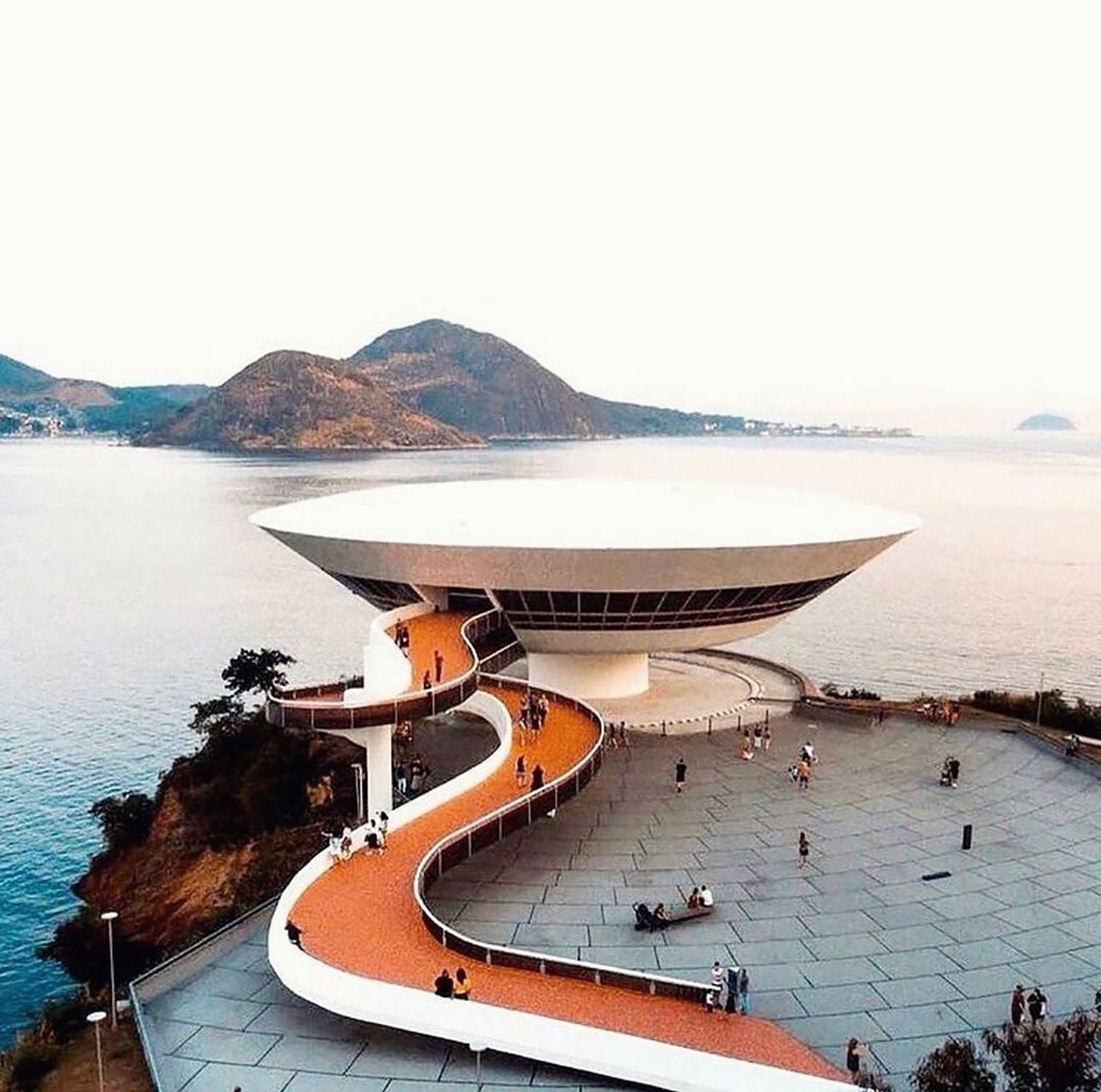 Muzeum Sztuki Współczesnej w Brazylii zaprojektowane przez Oscara Niemeyera.