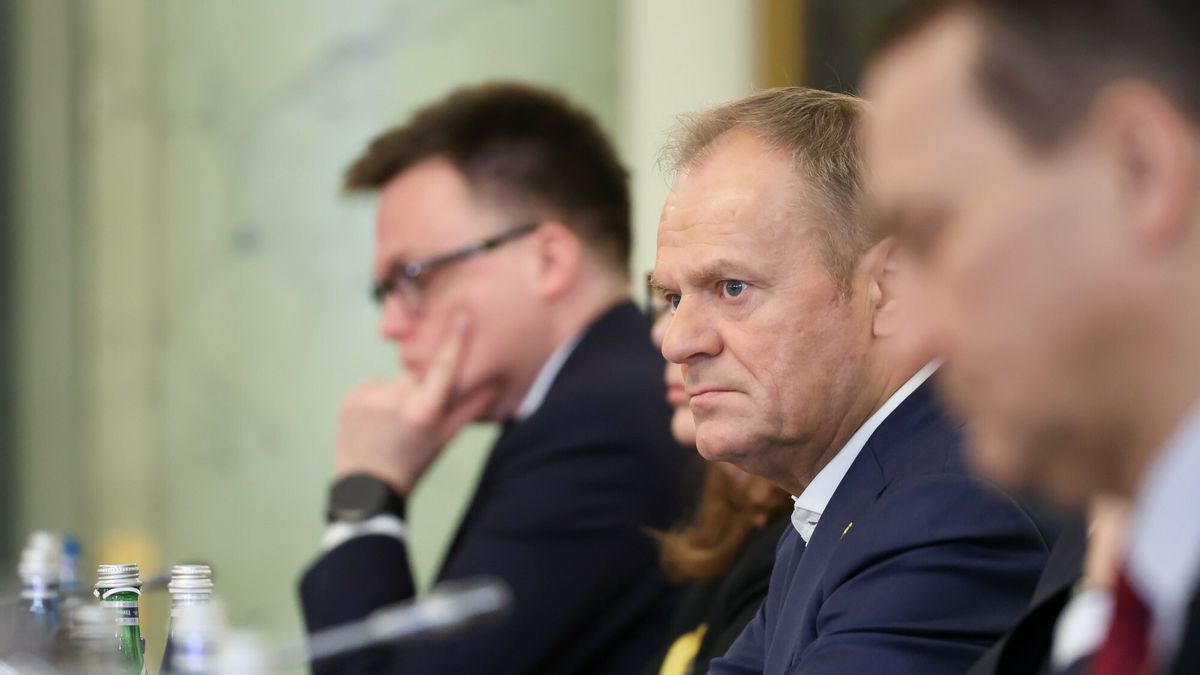 Donald Tusk, w tle Szymon Hołownia