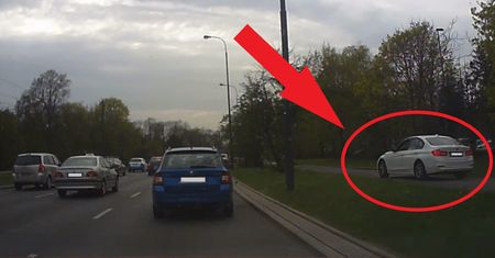 Kierowca bmw ma swój sposób na korek. Dość kosztowny