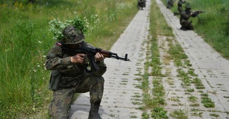 Jedni dostają 1200 zł, drudzy 4560 zł. Nierówne uposażenie kadetów