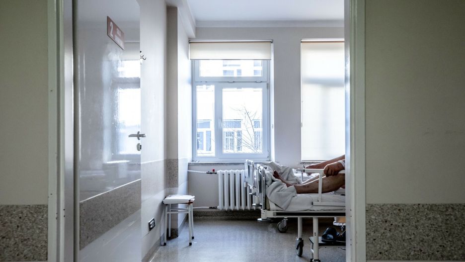 Druga fala Covid-19: sytuacja w szpitalachFot. Karol Porwich/EastNews, 2020.12.07 , Lublin. Wojewodzki Szpital Specjalistyczny im. Stefana Kardynala Wyszynskiego SPZOZ w Lublinie n/z oddzial dla pacjentow z dodatnim wynikiem COVID-19  n/z pacjenci na oddziale covidowymKarol Porwich