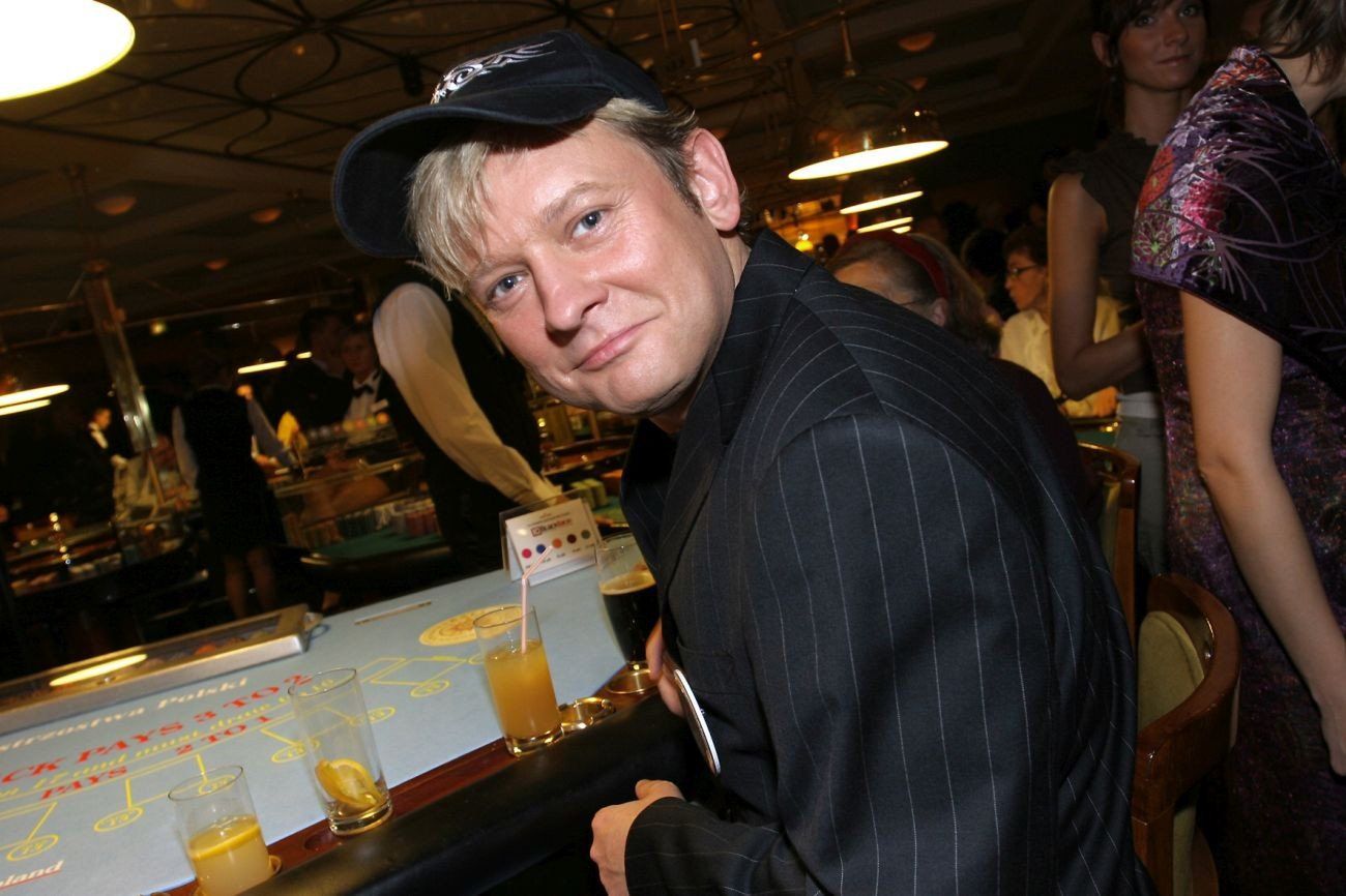 Paweł Stasiak SK: Gwiazdorska ruletka, ruletka, kasyno, październik 2005, czapka bejsbolówka, marynarka czarna fot. Warda/AKPA