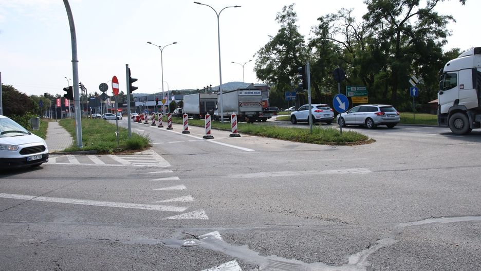 Jednocześnie warto przypomnieć, że od czerwca trwa remont wiaduktu kolejowego na tym odcinku, co dodatkowo komplikuje sytuację.