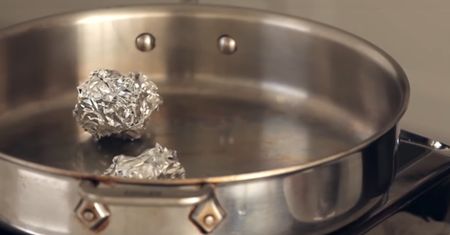Połóż kulki z folii aluminiowej na patelni. Kuchenny trik, który cię zaskoczy