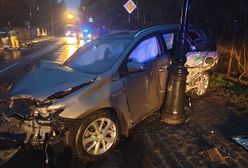 Mazowieckie. Auto staranowało słup energetyczny i latarnię. Za kierownicą 16-latek