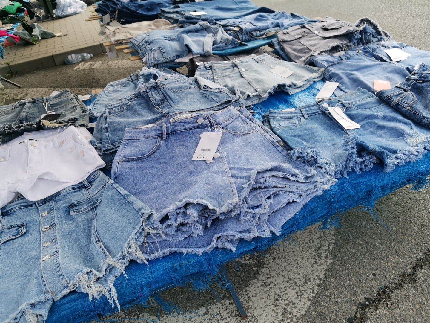 Najciekawsze stoiska targu przy ul. Dworaka. Klienci mieli w czym wybierać.