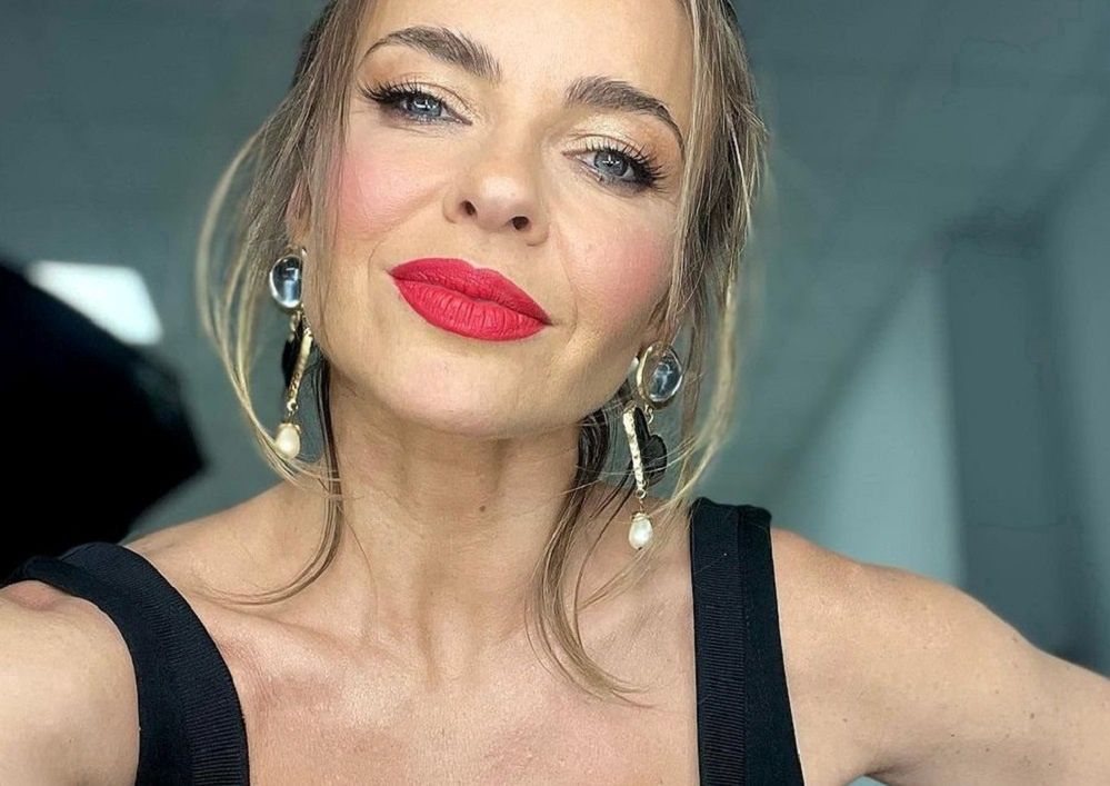 "Sun-kissed hair" to hit na lato. Herbuś też skusiła się na tę fryzurę